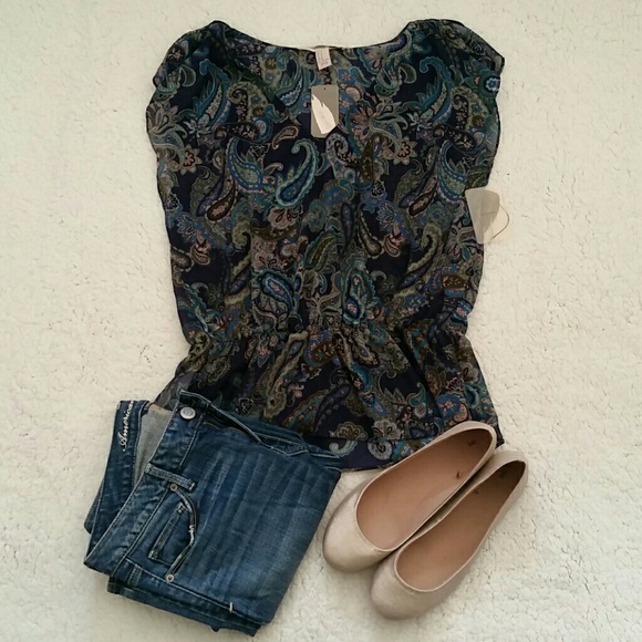 Forever 21 Tops - Beautiful NWT Paisley Top with V-neck